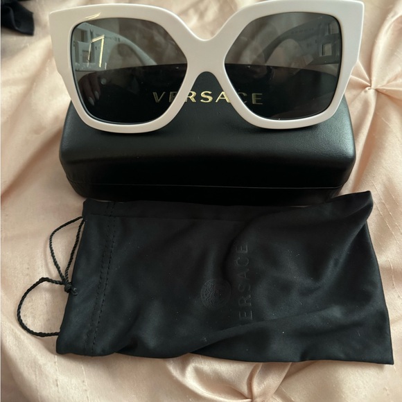 💎🤍Versace Sunglasses 🕶️💎🤍 - Picture 2 of 4